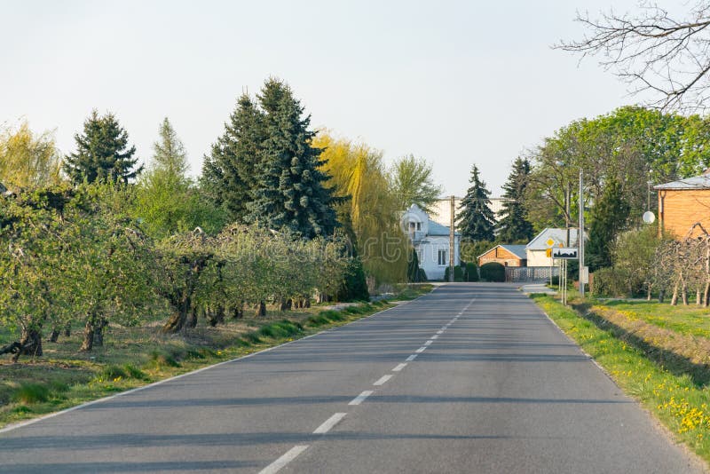 Ландшафт дороги, весенний день и солнце установки оранжевое стоковая фотография Ландшафт дороги, весенний день и солнце установки оранжевое стоковая фотография