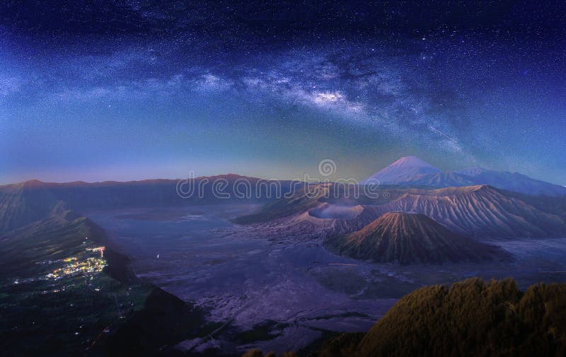 Ландшафт с галактикой млечного пути над вулканом Gunung Bromo держателя стоковые изображения rf Ландшафт с галактикой млечного пути над вулканом Gunung Bromo держателя стоковые изображения rf