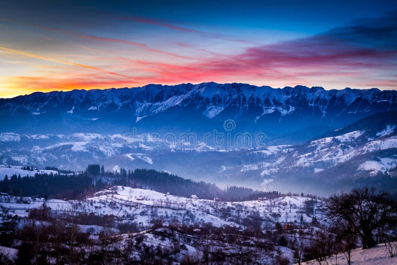 ландшафт с горами Piatra Craiului, Трансильвания, Румыния, в зиме на заходе солнца стоковые изображения rf ландшафт с горами Piatra Craiului, Трансильвания, Румыния, в зиме на заходе солнца стоковые изображения rf