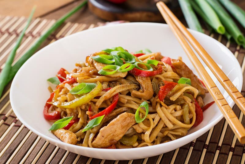 Лапши Udon с цыпленком и перцами стоковые фото Лапши Udon с цыпленком и перцами стоковые фото