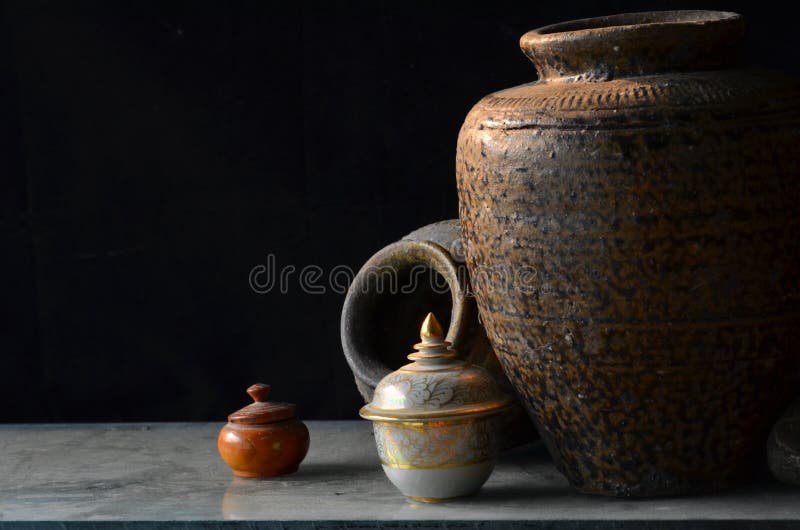 Ларцы деревянных и chinaware около старых опарников в свете стоковое фото