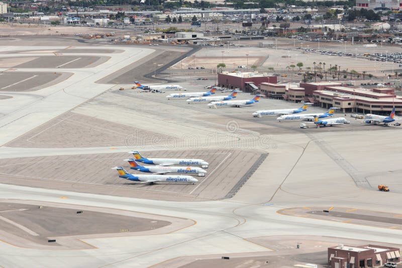 ЛАС-ВЕГАС, США - 15-ОЕ АПРЕЛЯ 2014: Allegiant воздушный флот на международном аэропорте Лас-Вегас McCarran Allegiant воздух замен стоковые фото ЛАС-ВЕГАС, США - 15-ОЕ АПРЕЛЯ 2014: Allegiant воздушный флот на международном аэропорте Лас-Вегас McCarran Allegiant воздух замен стоковые фото