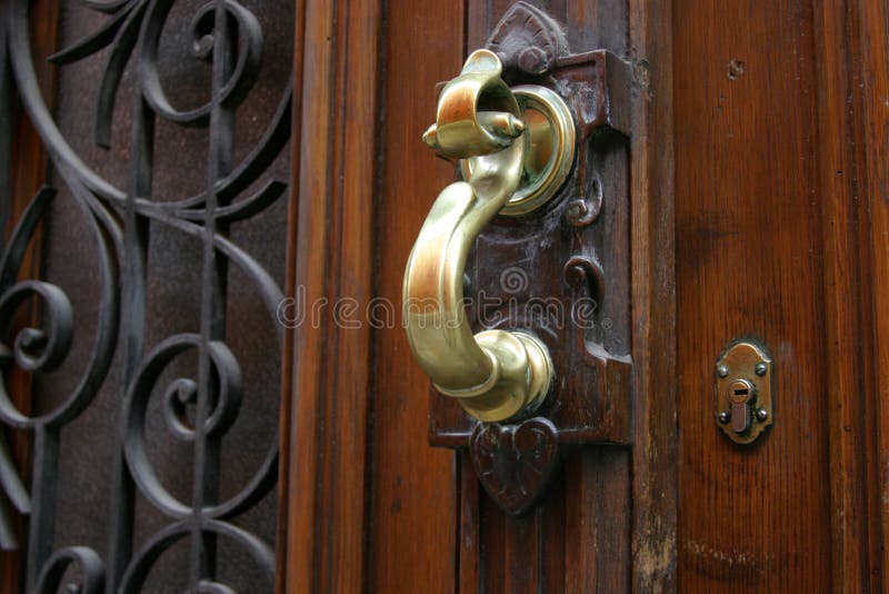 латунный knocker двери стоковое изображение латунный knocker двери стоковое изображение