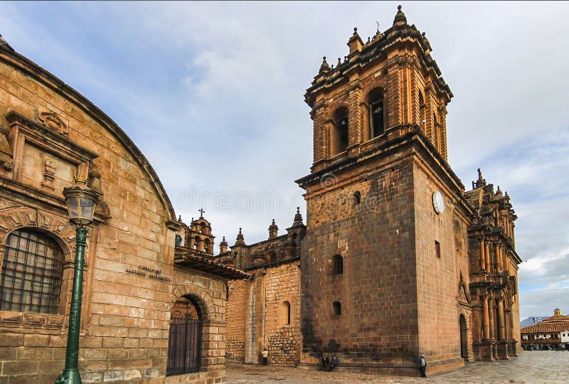 Левая колокольня собора Cusco в стиле Готическ-ренессанса стоковая фотография Левая колокольня собора Cusco в стиле Готическ-ренессанса стоковая фотография