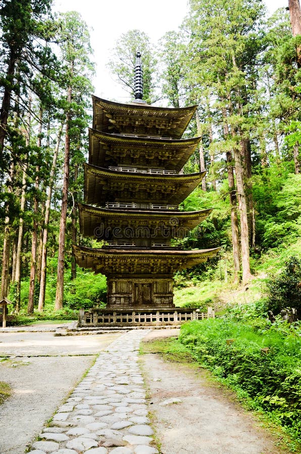 Легендарная пагода 5 в Mt Haguro, Yamagata, Япония стоковые изображения rf Легендарная пагода 5 в Mt Haguro, Yamagata, Япония стоковые изображения rf