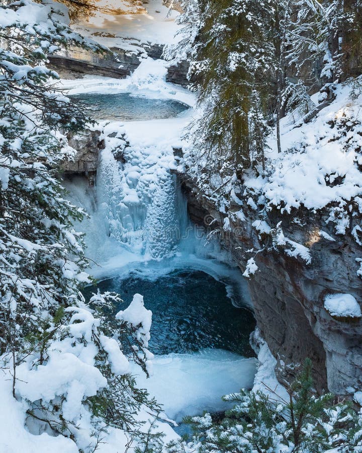 Лед Wintertime в каньоне Johnston, национальном парке Banff, Альберте, Канаде стоковые изображения rf Лед Wintertime в каньоне Johnston, национальном парке Banff, Альберте, Канаде стоковые изображения rf
