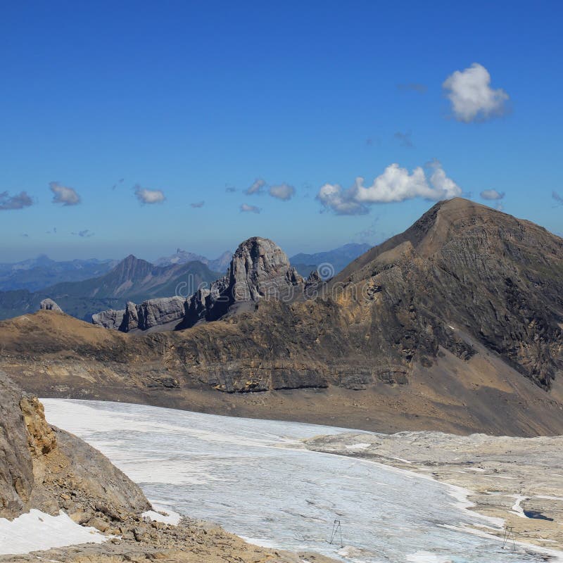 Ледник Tsanfleuron и дистантный взгляд держателя Lauenenhorn Ледник 3000 стоковая фотография rf Ледник Tsanfleuron и дистантный взгляд держателя Lauenenhorn Ледник 3000 стоковая фотография rf