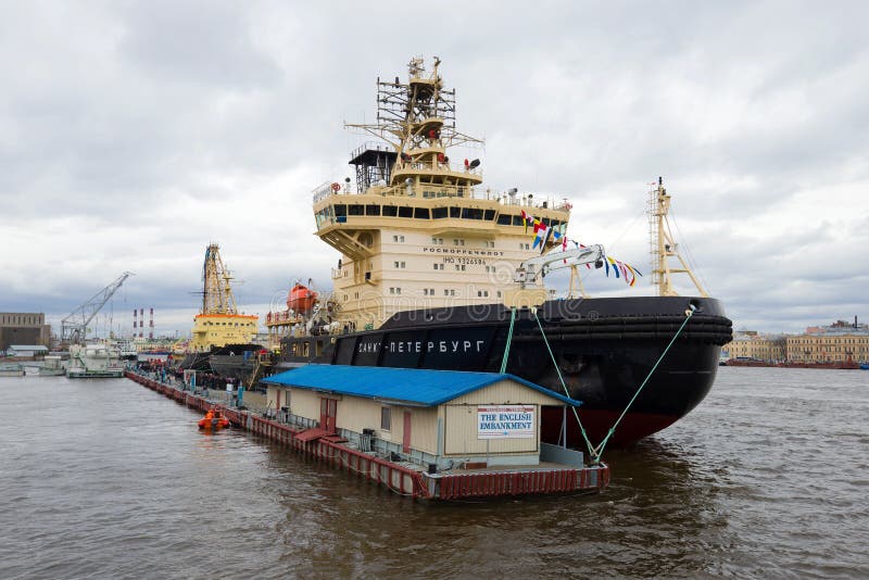Ледокол ` Санкт-Петербурга ` на конце ` обваловки ` пристани английском вверх Четвертый ежегодный фестиваль ледоколов стоковые изображения Ледокол ` Санкт-Петербурга ` на конце ` обваловки ` пристани английском вверх Четвертый ежегодный фестиваль ледоколов стоковые изображения