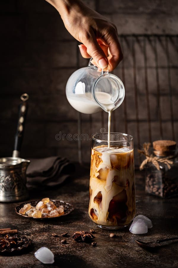 Ледяной кофе в высоком стакане стоковое изображение