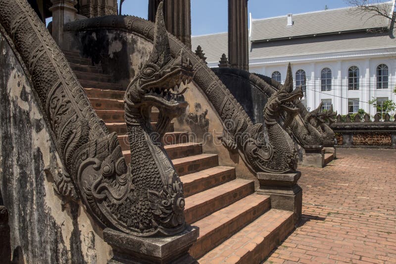 Лестница украшенная с статуями naga в боярышнике Phra Kaew виска Вьентьян, Лаоса стоковое изображение rf Лестница украшенная с статуями naga в боярышнике Phra Kaew виска Вьентьян, Лаоса стоковое изображение rf