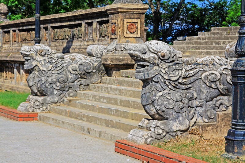 Лестницы Bia Quoc Hoc, оттенок Вьетнам дракона стоковые изображения