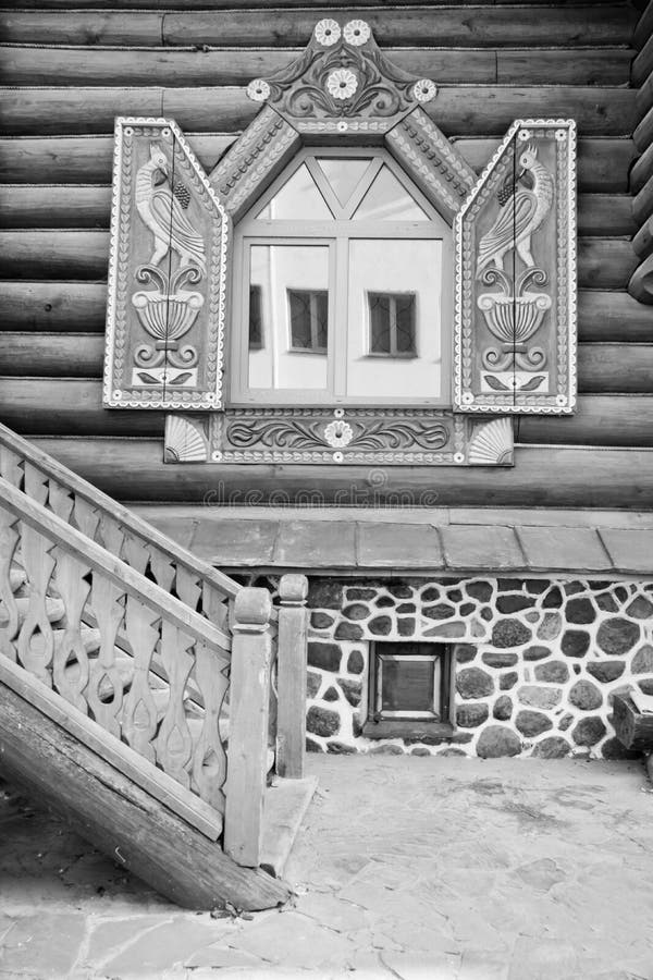 Лестницы и окно на деревянной стене черно-белой стоковая фотография Лестницы и окно на деревянной стене черно-белой стоковая фотография