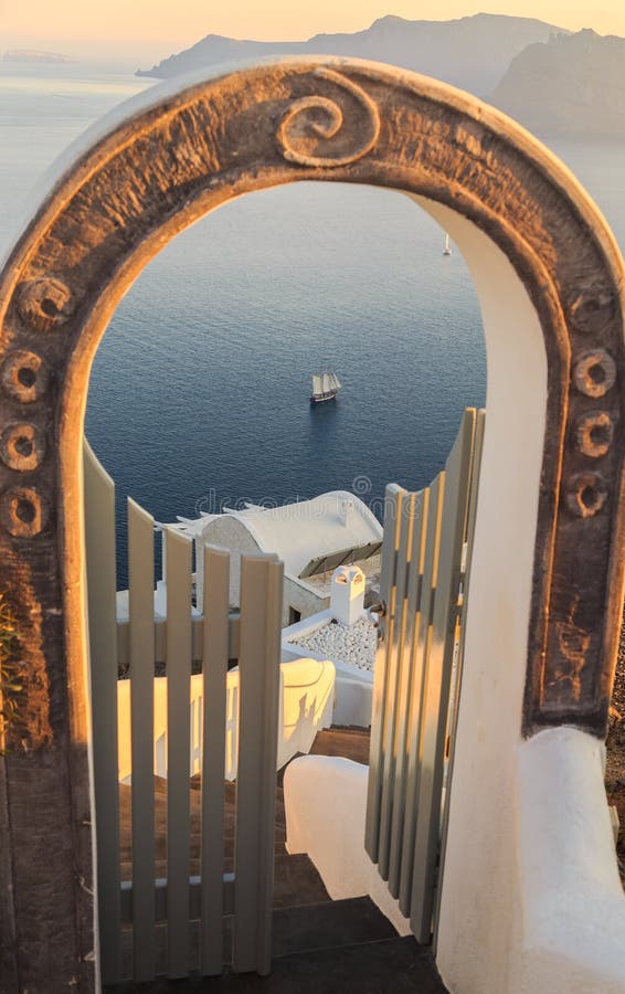 Лестницы и стробы против взгляда кораблей, острова кальдеры Santorini, Греции стоковое фото rf Лестницы и стробы против взгляда кораблей, острова кальдеры Santorini, Греции стоковое фото rf