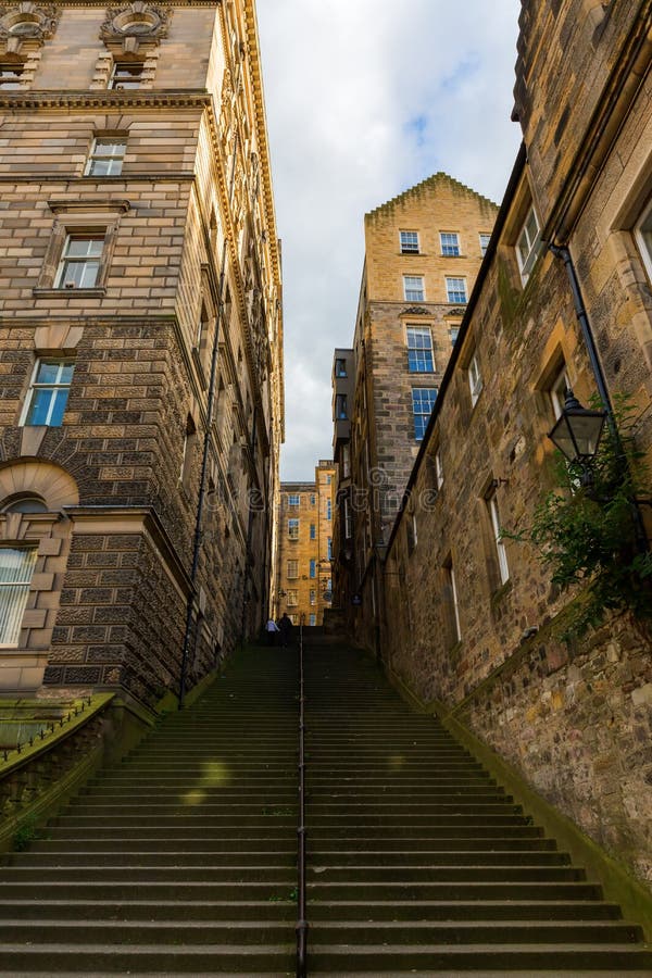 Лестницы конца в старом городке Эдинбурга, Шотландии, Великобритании