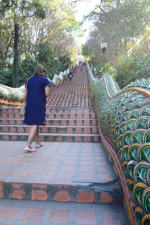 Лестницы дракона Wat Phra тот висок Doi Suthep mai chiang Таиланд стоковое изображение rf