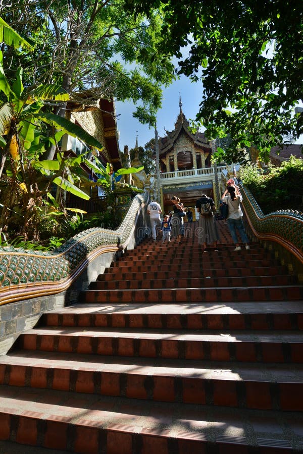 Лестницы дракона Wat Phra тот висок Doi Suthep mai chiang Таиланд стоковая фотография rf