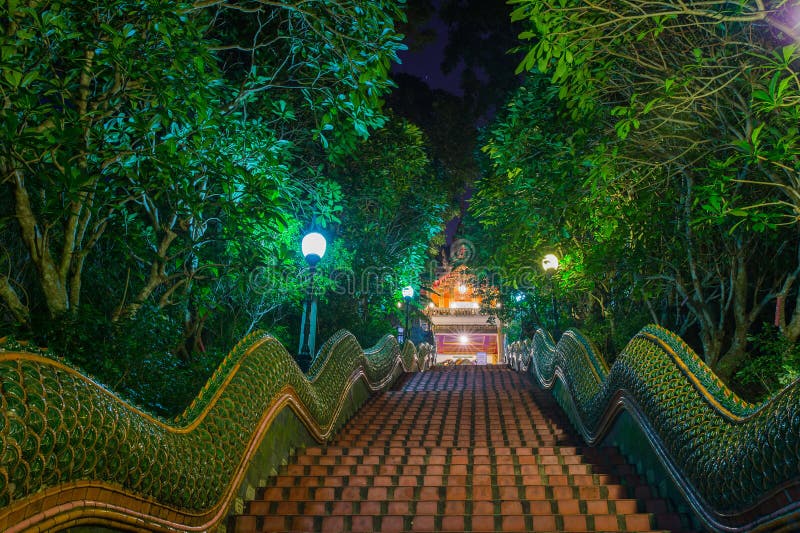 Лестницы дракона к Wat Phra которое висок suthap doi, Чиангмай, Tha стоковая фотография