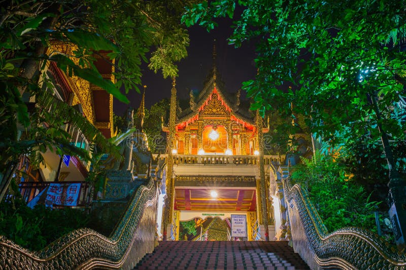 Лестницы дракона к Wat Phra которое висок suthap doi, Чиангмай, Таиланд