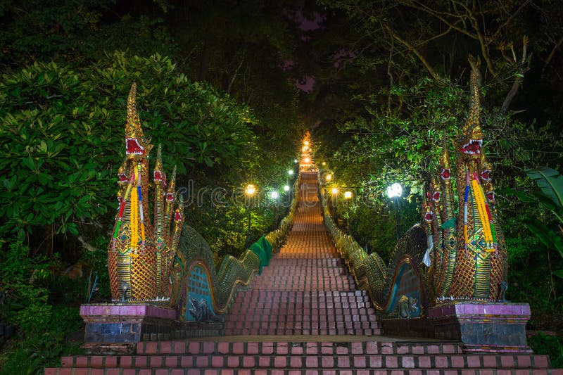 Лестницы дракона к Wat Phra которое висок suthap doi, Чиангмай, Tha стоковые изображения rf