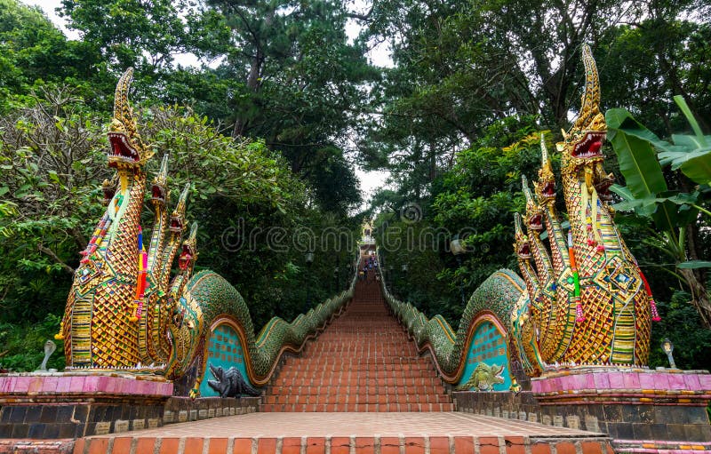 Лестницы драконов к Wat Phrathat Doi Suthep стоковое фото