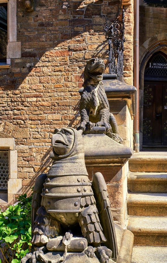 Лестницы с каменными охранниками дракона в замке в wernigerode. Saxonyanhalt Германия стоковая фотография