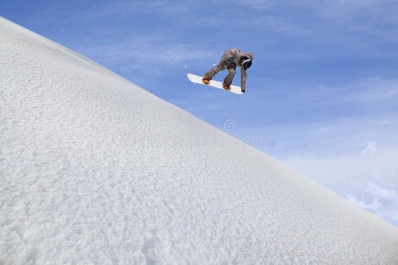 Летание Snowboarder на предпосылке снежного наклона Весьма спорт зимы, сноубординг стоковое изображение Летание Snowboarder на предпосылке снежного наклона Весьма спорт зимы, сноубординг стоковое изображение