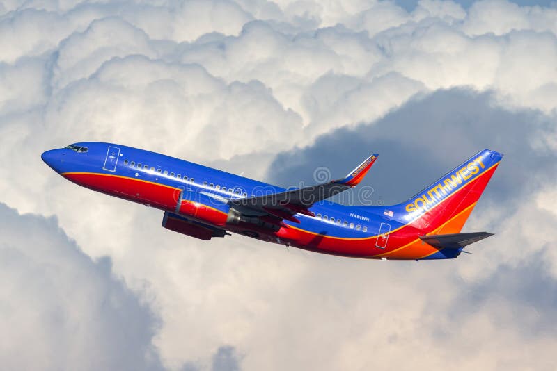 Летание Southwest Airlines Боинга 737 за большим образованием облака стоковое фото Летание Southwest Airlines Боинга 737 за большим образованием облака стоковое фото