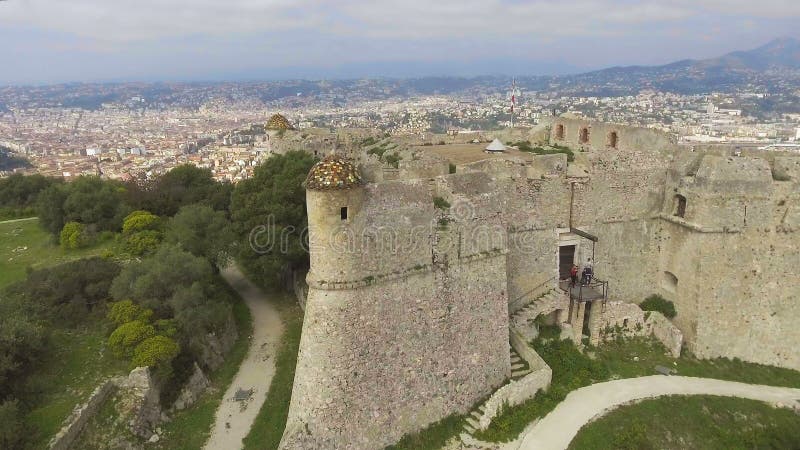 Летание вокруг старой крепости Menton, взгляд Quadrocopter стрельбы захватывающий