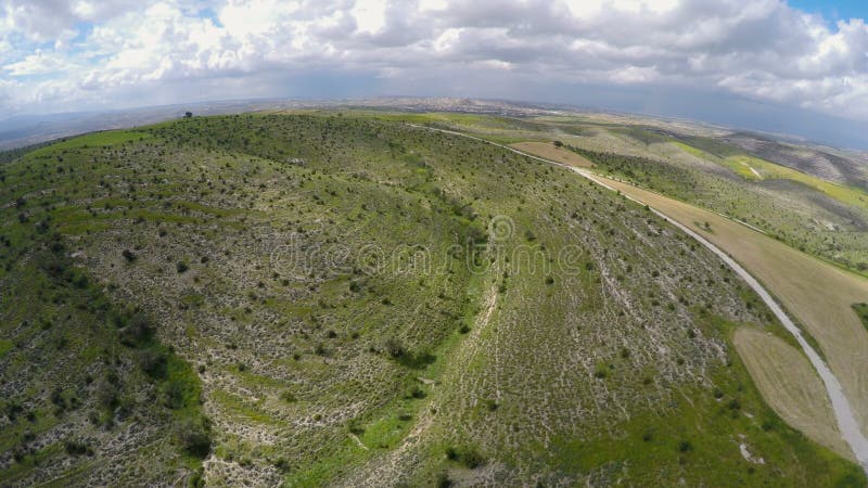 Летание над зелеными холмами, ландшафты Quadrocopter киносъемки изумляя Кипра