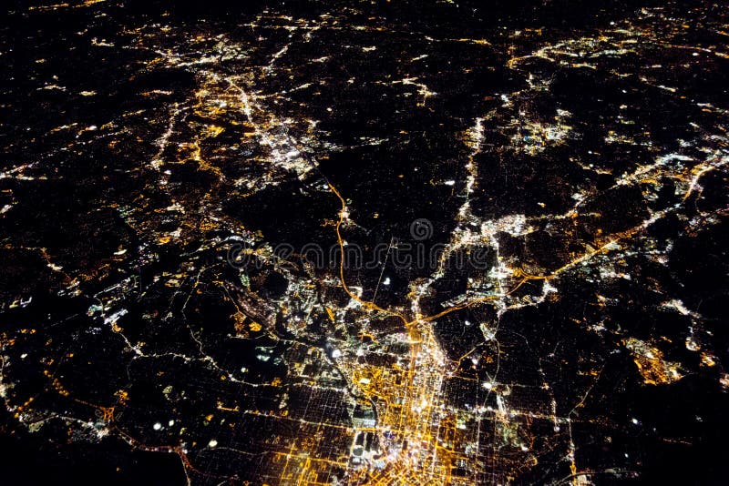 Летать на ночу над citiesbelow стоковое изображение Летать на ночу над citiesbelow стоковое изображение
