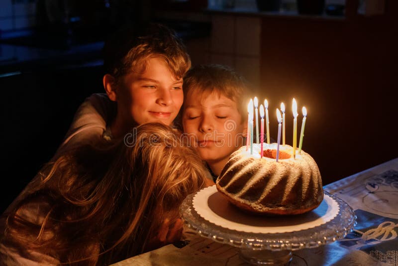 10-летний мальчик празднует 10 лет. Маленькая младшая сестрёнка, младшая младшая младшая, младшая сестра и два маленьких мальчика стоковые фотографии rf