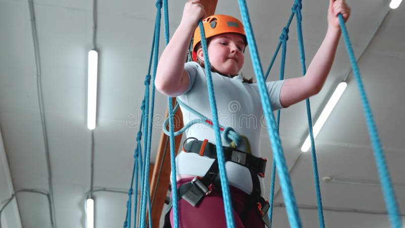 10-летняя девочка с лишним весом движется к своей цели сток-видео - Видео насчитывающей потеха, смелость: 316676857