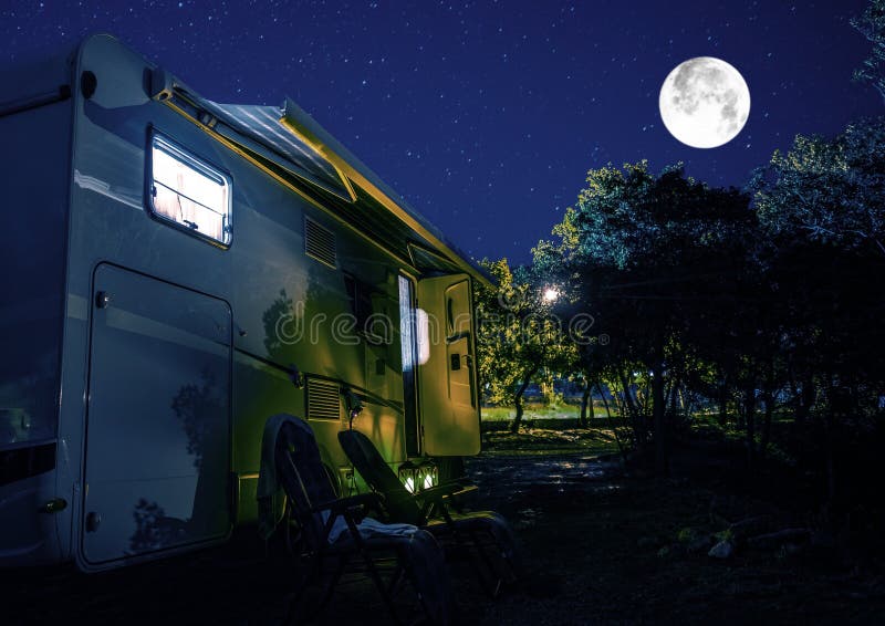Летняя ночная RV-кемпинг стоковое изображение