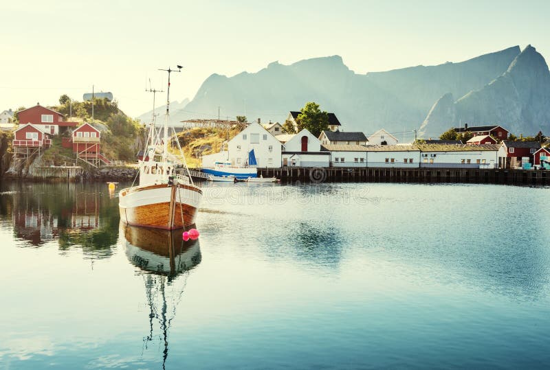 Лето в Reine, островах Lofoten, Норвегии стоковые изображения rf Лето в Reine, островах Lofoten, Норвегии стоковые изображения rf
