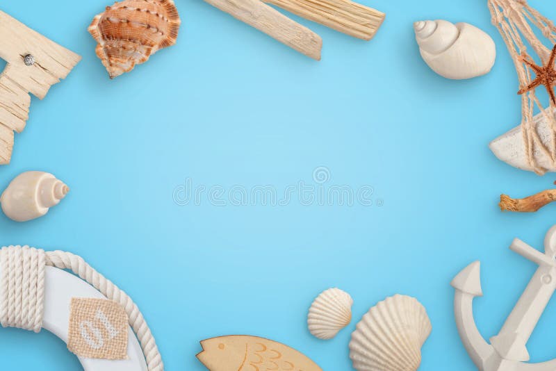Лето, концепция с раковинами моря, шлюпка матроса, анкер, спасательный пояс на голубом backround стоковые фотографии rf Лето, концепция с раковинами моря, шлюпка матроса, анкер, спасательный пояс на голубом backround стоковые фотографии rf