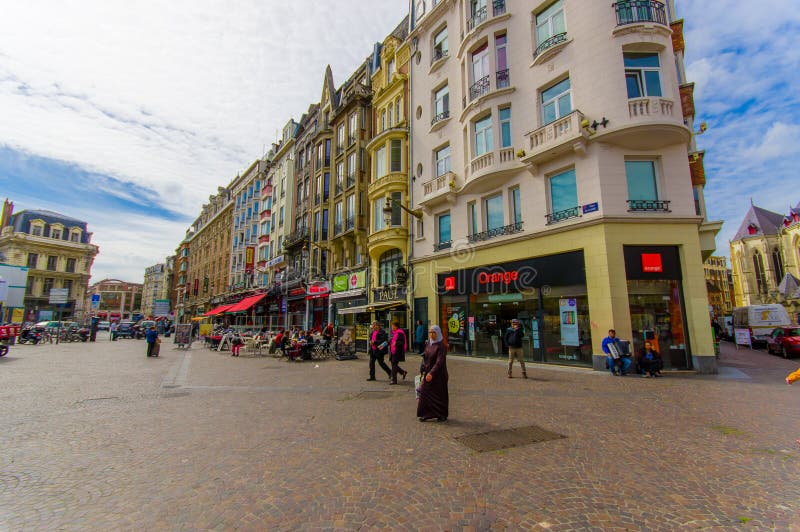 Лилль, Франция - 3-ье июня 2015: Славный летний день в центре города, традиционная европейская конкретная архитектура, очаровывая стоковые изображения rf Лилль, Франция - 3-ье июня 2015: Славный летний день в центре города, традиционная европейская конкретная архитектура, очаровывая стоковые изображения rf