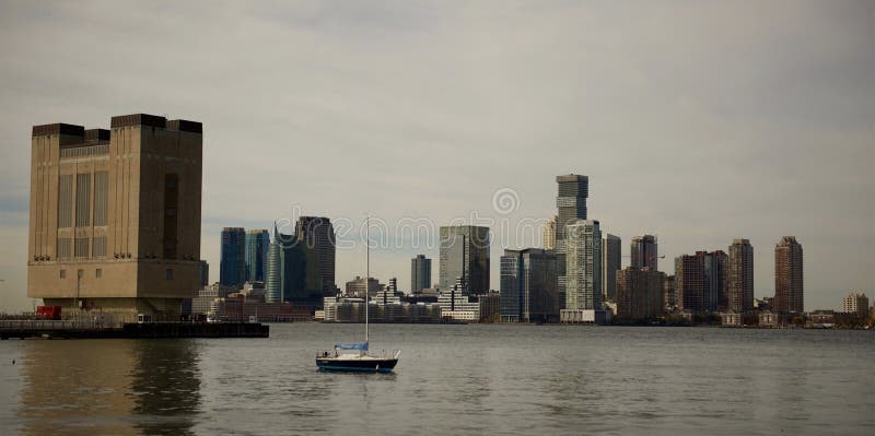 Линия взгляд неба Нью-Джерси от следа NYC Гудзона стоковые фотографии rf Линия взгляд неба Нью-Джерси от следа NYC Гудзона стоковые фотографии rf