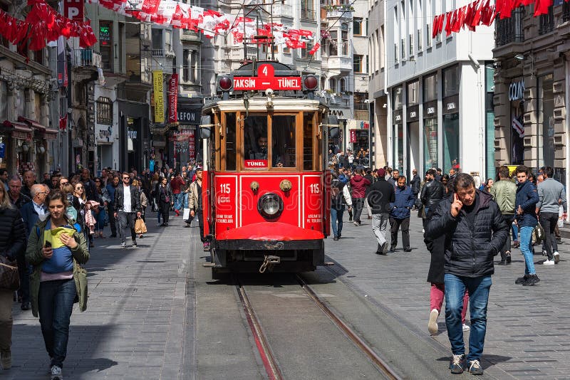 Линия Стамбула известная touristic Красный трамвай Taksim-Tunel стоковая фотография Линия Стамбула известная touristic Красный трамвай Taksim-Tunel стоковая фотография