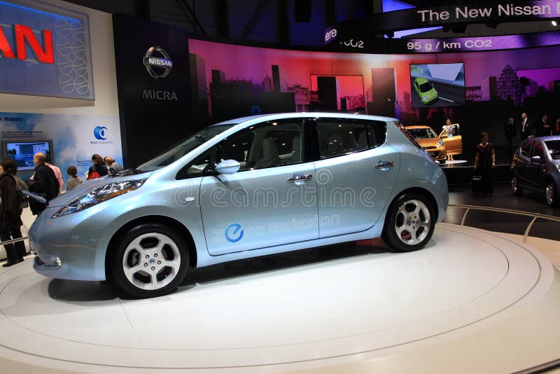 листья новый nissan стоковые изображения rf листья новый nissan стоковые изображения rf