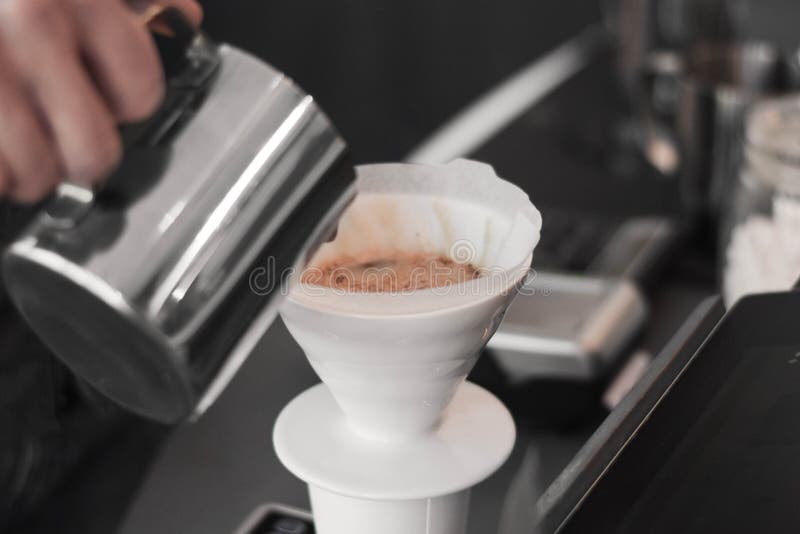 Лить latte кувшина hario barista v60 кофе альтернативный работает стоковое фото Лить latte кувшина hario barista v60 кофе альтернативный работает стоковое фото