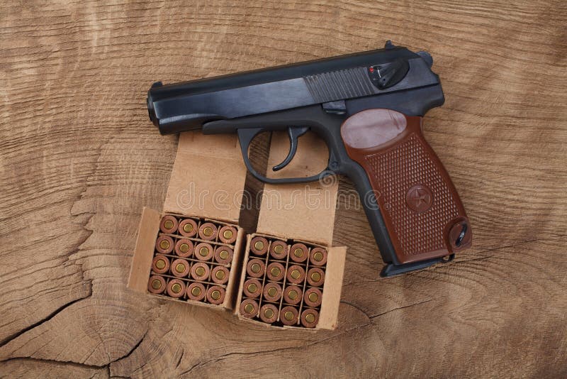 личное огнестрельное оружие русского 9mm с боеприпасами стоковые изображения личное огнестрельное оружие русского 9mm с боеприпасами стоковые изображения