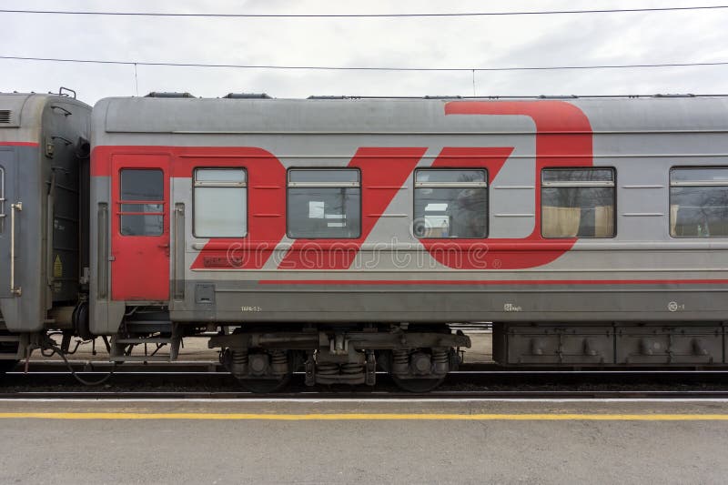 Логотип RZD большой русской компании железнодорожных перевозок принадлежащей штату нарисован на сером автомобиле положения пассаж стоковые изображения rf Логотип RZD большой русской компании железнодорожных перевозок принадлежащей штату нарисован на сером автомобиле положения пассаж стоковые изображения rf
