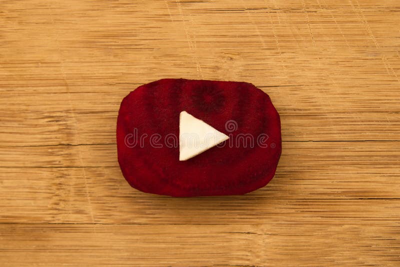 Логотип Youtube сделанный от частей бураков и капусты на деревянной предпосылке, взгляд сверху стоковая фотография Логотип Youtube сделанный от частей бураков и капусты на деревянной предпосылке, взгляд сверху стоковая фотография