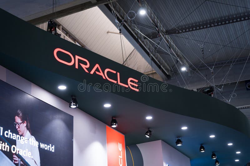 : Логотип американской телекоммуникационной компании Oracle можно увидеть на выставке Mobile World Congress 2025 стоковые изображения rf