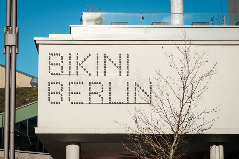 Логотип бренда „бикини Берлина „официально Bikinihaus, торгового центра концепции в Берлине стоковая фотография Логотип бренда „бикини Берлина „официально Bikinihaus, торгового центра концепции в Берлине стоковая фотография