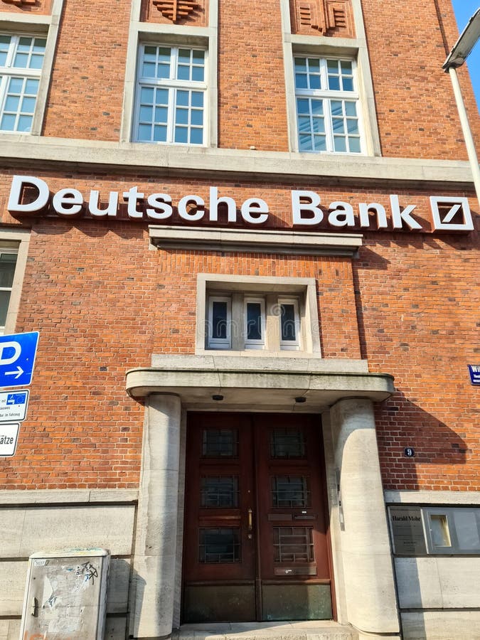Логотип и вход Deutsche Bank в Киле (Германия) стоковые фото