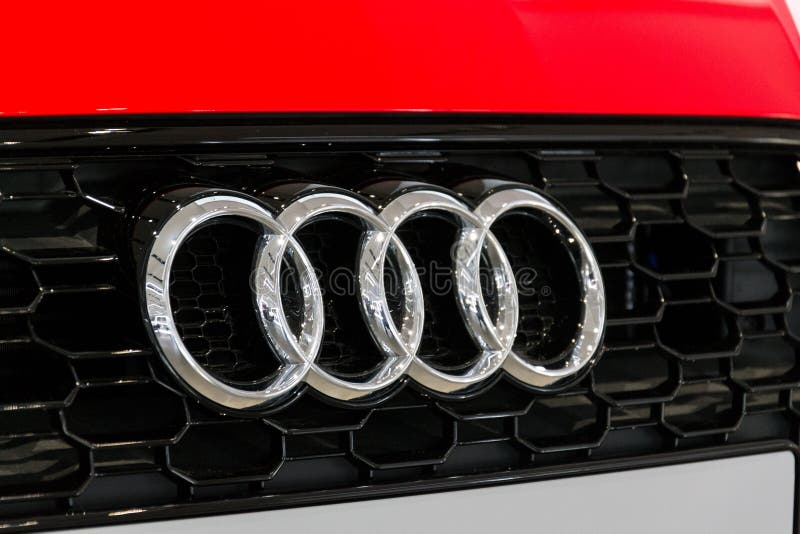 Логотип компании Audi на автомобиле Audi RS 5 стоя на приводе форума Volkswagen Group в Берлине, Германии стоковые фото Логотип компании Audi на автомобиле Audi RS 5 стоя на приводе форума Volkswagen Group в Берлине, Германии стоковые фото