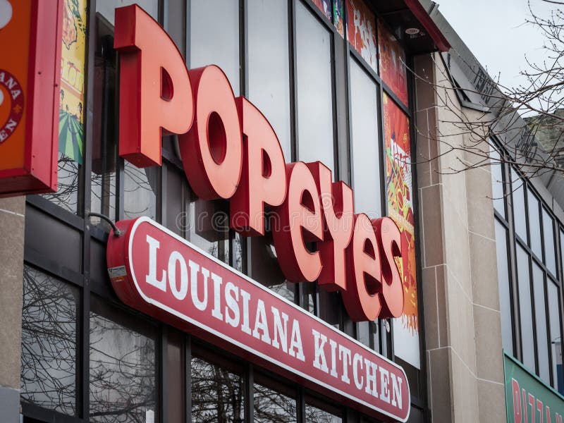 Логотип перед их местным рестораном в Торонто, Онтарио ресторана Popeyes Луизианы стоковое фото Логотип перед их местным рестораном в Торонто, Онтарио ресторана Popeyes Луизианы стоковое фото