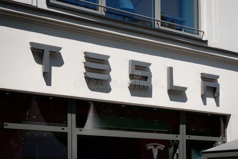Логотип/фирменное наименование Tesla на фасаде магазина в Берлине стоковое фото Логотип/фирменное наименование Tesla на фасаде магазина в Берлине стоковое фото