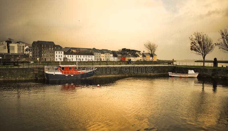 Лодки в городе на пасмурном золотой час на Claddagh, Galway, Ирландия стоковая фотография